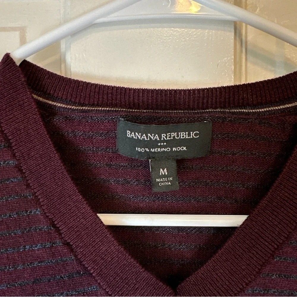 Banana‎ Republic - 100% Merino wool V Neck Sweater - - Size M purple/maroon
